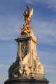 buckingham-palace-statue-04