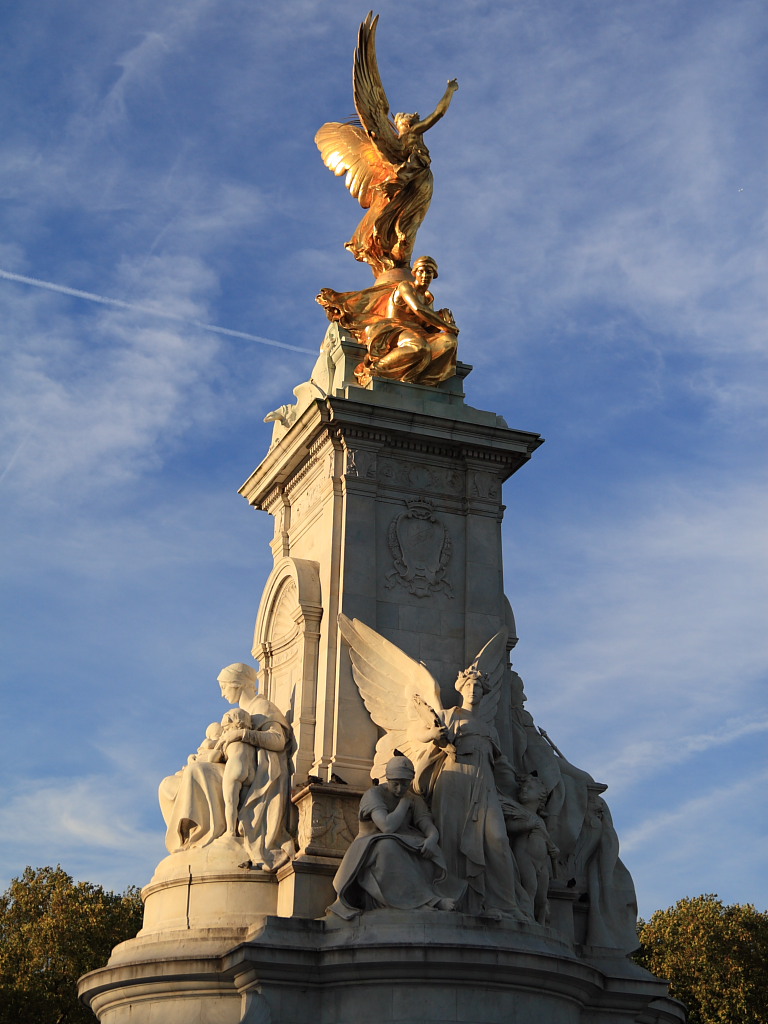 buckingham-palace-statue-02