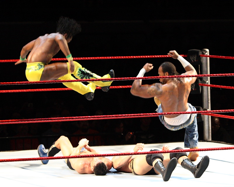 WWE Raw SuperShow Six-man-match-05